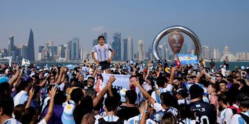 Hinchas argentinos en Doha (AP)