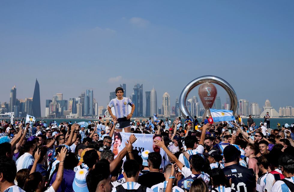 Investigación: una cantante, un boxeador e hinchas viajaron al Mundial mientras recibían el Potenciar Trabajo