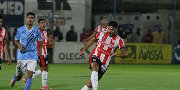 Gabriel Graciani en acción, con la camiseta de Instituto. (Tomy Fragueiro / La Voz).