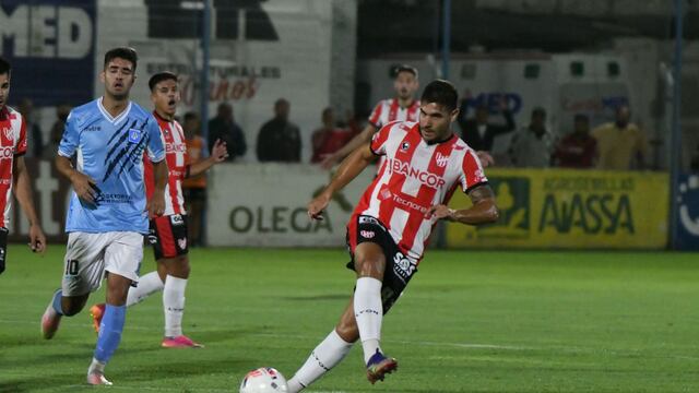 Gabriel Graciani en acción, con la camiseta de Instituto. (Tomy Fragueiro / La Voz).
