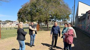 Funcionarios en la Escuela Pizzurno