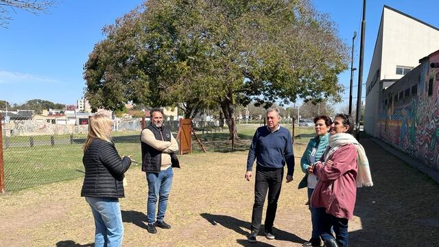 Funcionarios en la Escuela Pizzurno