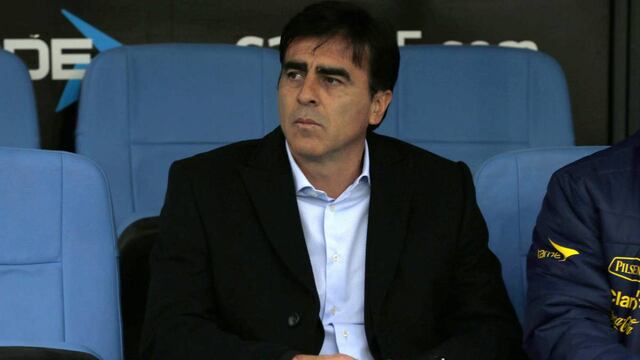 Gustavo Quinteros, técnico de Colo Colo, y el 9 que puede ir desde Córdoba como refuerzo.