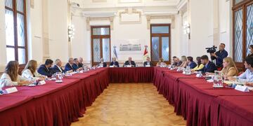 El encuentro se llevó a cabo este lunes en el Salón Blanco e incluyó a parte del gabinete del rafaelino.