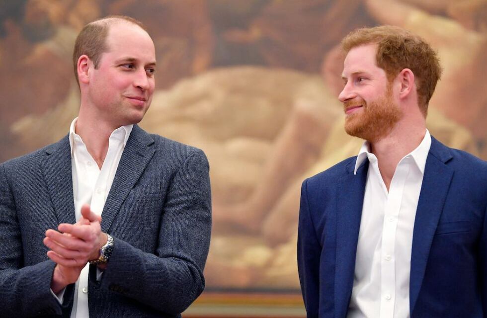 ¿Se parecen? Así lucirán los príncipes Harry y William en los últimos episodios de The Crown