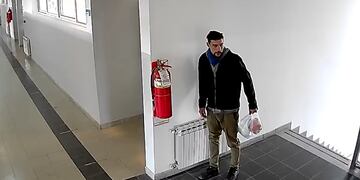 El ladrón se llevó los matafuegos del lugar y quedó registrado por las cámaras.