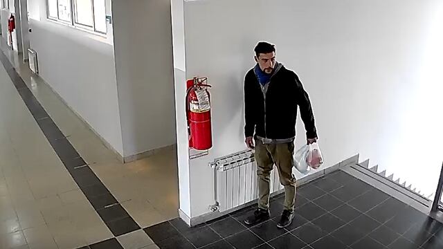 El ladrón se llevó los matafuegos del lugar y quedó registrado por las cámaras.