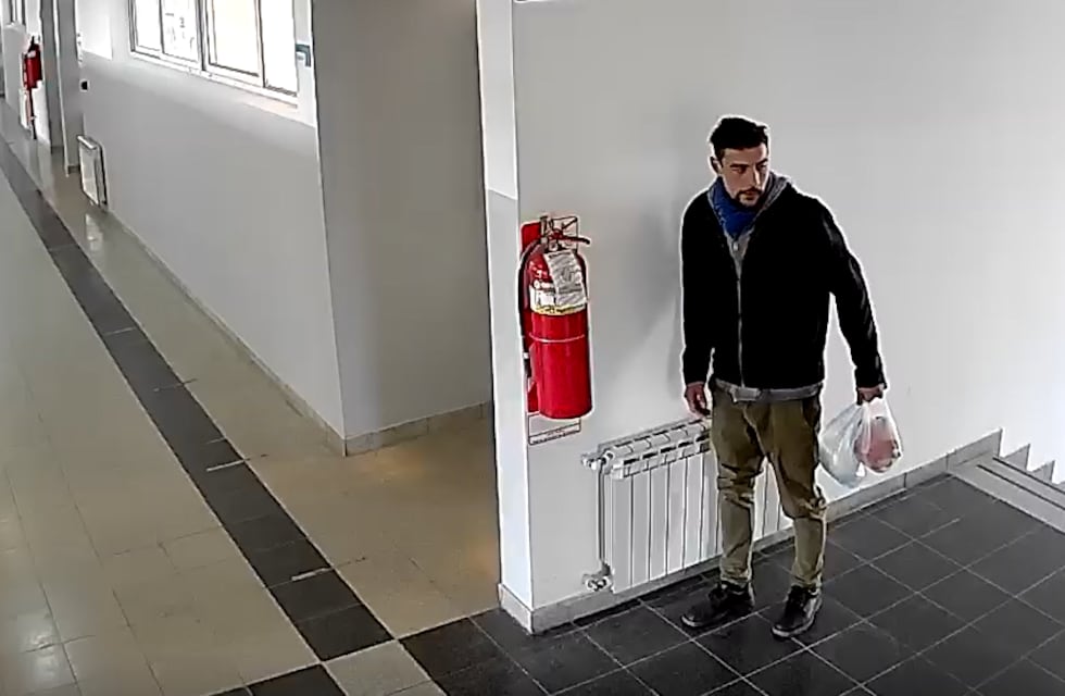 Un hombre robó los matafuegos de un colegio de Las Heras y quedó registrado por la cámara de seguridad