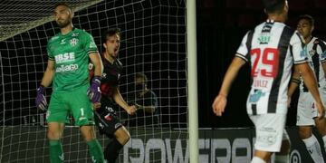 Christian Bernardi convirtió el primer gol de Colón de Santa Fe ante Central Córdoba de Santiago del Estero por la tercera fecha de la Copa de la Liga Profesional de Fútbol. (@colonoficial)
