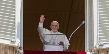 El Papa Francisco saluda a la multitud (Foto: AP)
