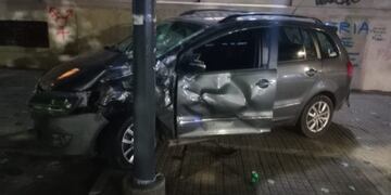 El vehículo era conducido por un joven de 19 años y en las filmaciones se ve que tenía paso con luz verde al llegar al cruce. Gentileza: X @PolicialesON.