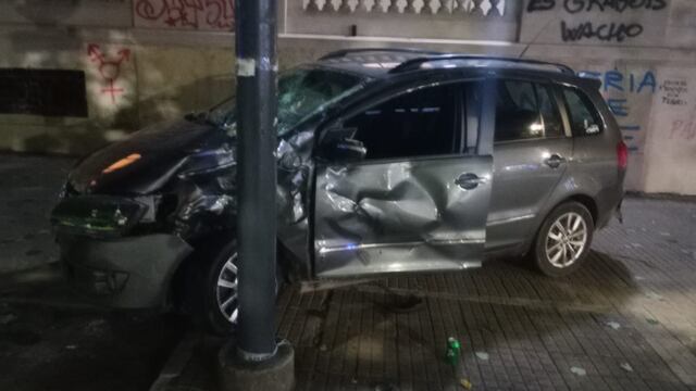 El vehículo era conducido por un joven de 19 años y en las filmaciones se ve que tenía paso con luz verde al llegar al cruce. Gentileza: X @PolicialesON.