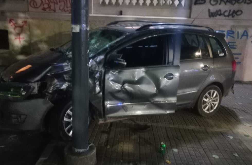 Brutal choque entre dos motos y un auto en La Plata: hay un muerto