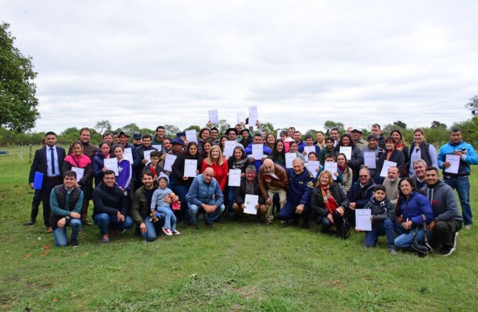 Entregaron escrituras de viviendas a productores y policías de Guardamonte