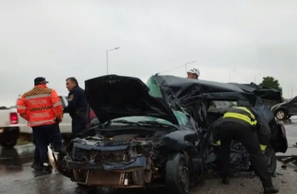 En medio de las lluvias, tres autos chocaron contra un camión en la autopista Córdoba-Pilar