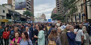 Un referente político fue escrachado en la movilización de capital.