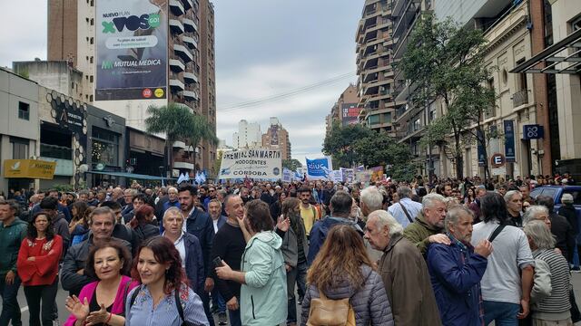 Un referente político fue escrachado en la movilización de capital.