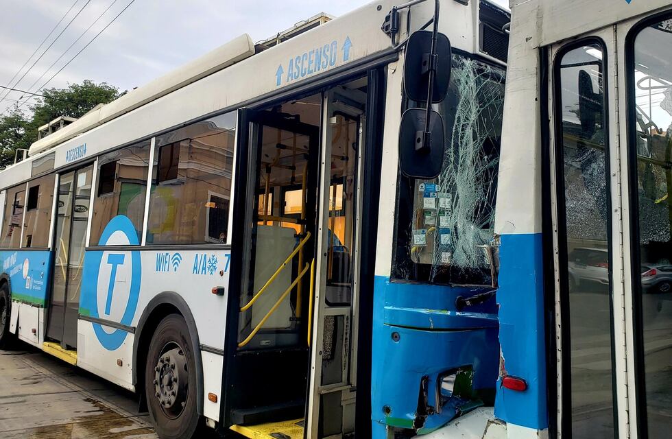 Dos trolebús chocaron en barrio General Paz de Córdoba: hay heridos leves