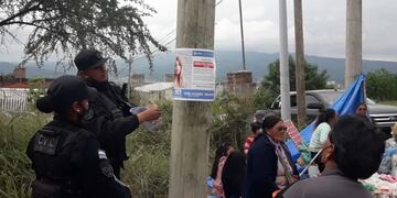 Policías colocan carteles con la fotografía de Gabriela Yésica Tejerina Mendoza, que es buscada por el Comité Interinstitucional de Actuación en Casos de Desaparición de Mujeres, Niñas y Personas de la Diversidad.