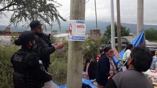 Policías colocan carteles con la fotografía de Gabriela Yésica Tejerina Mendoza, que es buscada por el Comité Interinstitucional de Actuación en Casos de Desaparición de Mujeres, Niñas y Personas de la Diversidad.