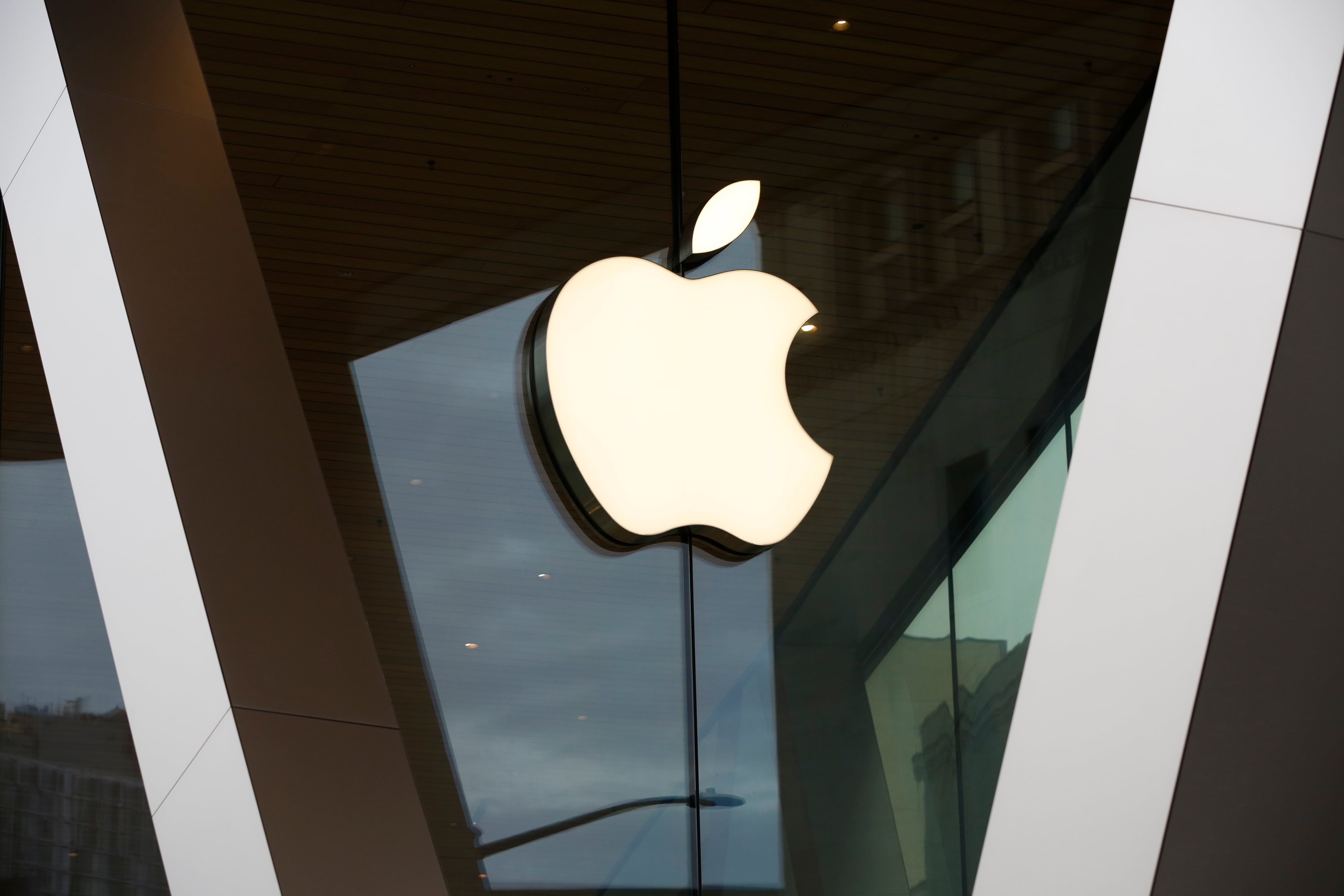 Un logotipo de Apple adorna la fachada de la tienda de Apple del centro de Brooklyn el 14 de marzo de 2020, en Nueva York. (AP Foto/Kathy Willens, archivo)