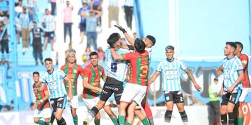 Alan Murialdo, goleador de Racing de Nueva Italia, salió con una grave lesión (Javier Ferreyra / La Voz).