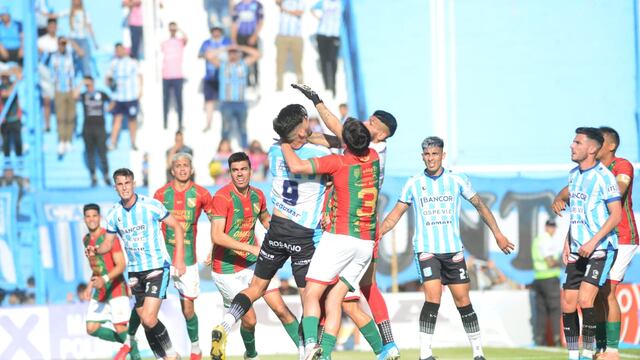 Alan Murialdo, goleador de Racing de Nueva Italia, salió con una grave lesión (Javier Ferreyra / La Voz).