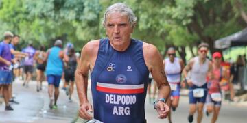Mario Roberto Delpodio triatleta de 78 años