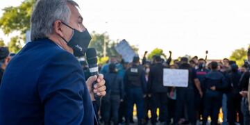 "Necesitamos escuelas para los pobres, pero hay gente que no lo quiere porque le importa poco la educación", dijo el Gobernador en Campo Verde.