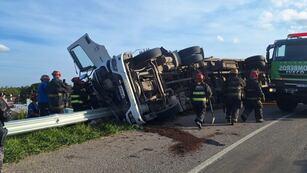 Un camión volcó en Circunvalación. (Foto: Policía de Córdoba)