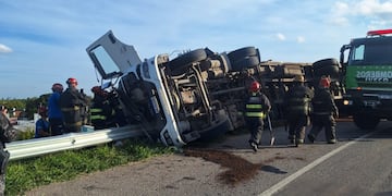 Un camión volcó en Circunvalación. (Foto: Policía de Córdoba)