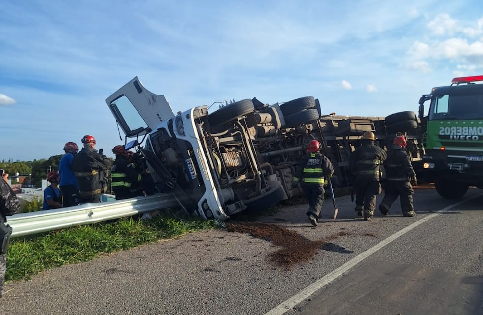 Córdoba: un camión volcó en Circunvalación y uno de los ocupantes terminó amputado