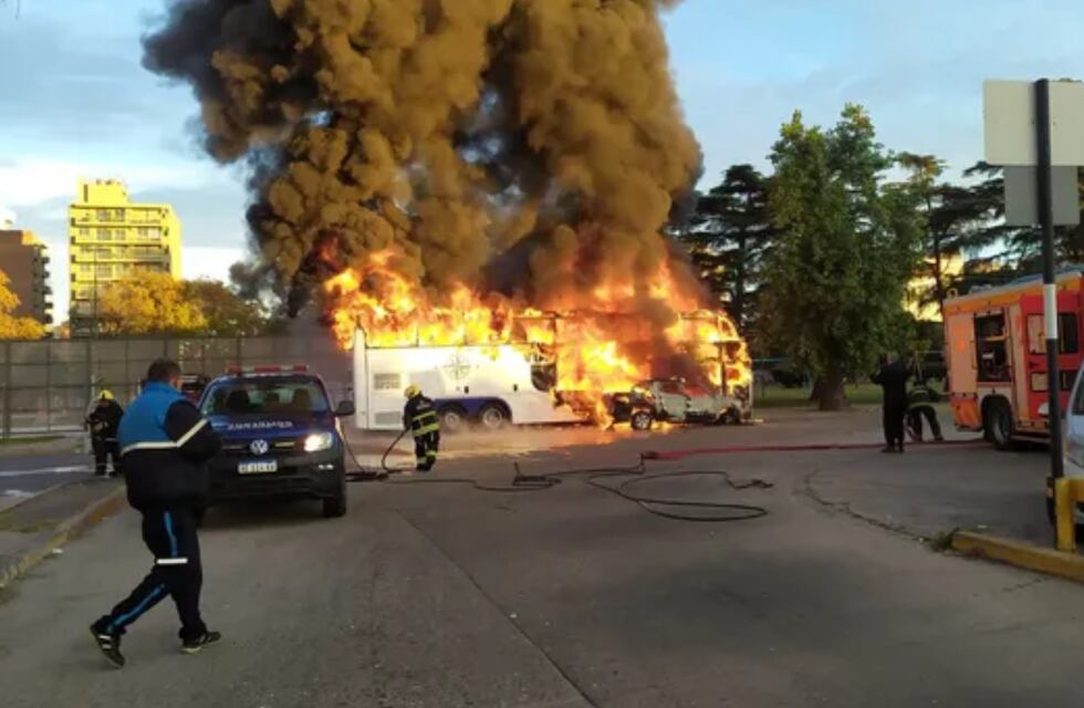 Impactante incendio frente a la Terminal de Rosario: un patrullero y un colectivo quedaron totalmente destruidos