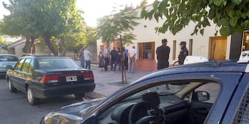 El agresor tiene problemas psiquiátricos y uso un cuchillo y una tijera para apuñalar a la madre y el padrastro. La casa de Libertador al 600.