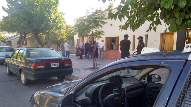 El agresor tiene problemas psiquiátricos y uso un cuchillo y una tijera para apuñalar a la madre y el padrastro. La casa de Libertador al 600.