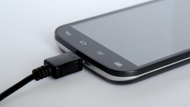 El ingenioso "arreglo" que le hizo una mujer a su celular que se le dañó. Foto: Web