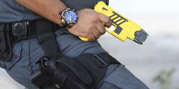 Pistola Taser. Paraliza con una descarga eléctrica. (Archivo)