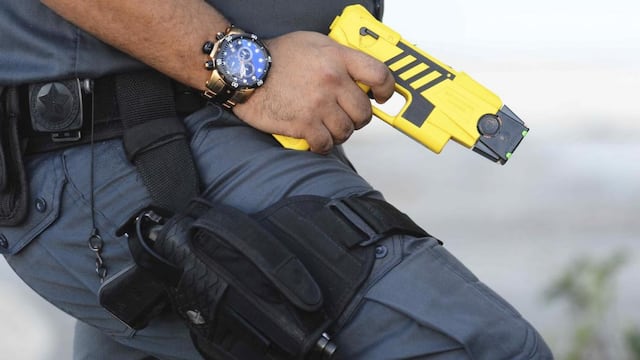 Pistola Taser. Paraliza con una descarga eléctrica. (Archivo)