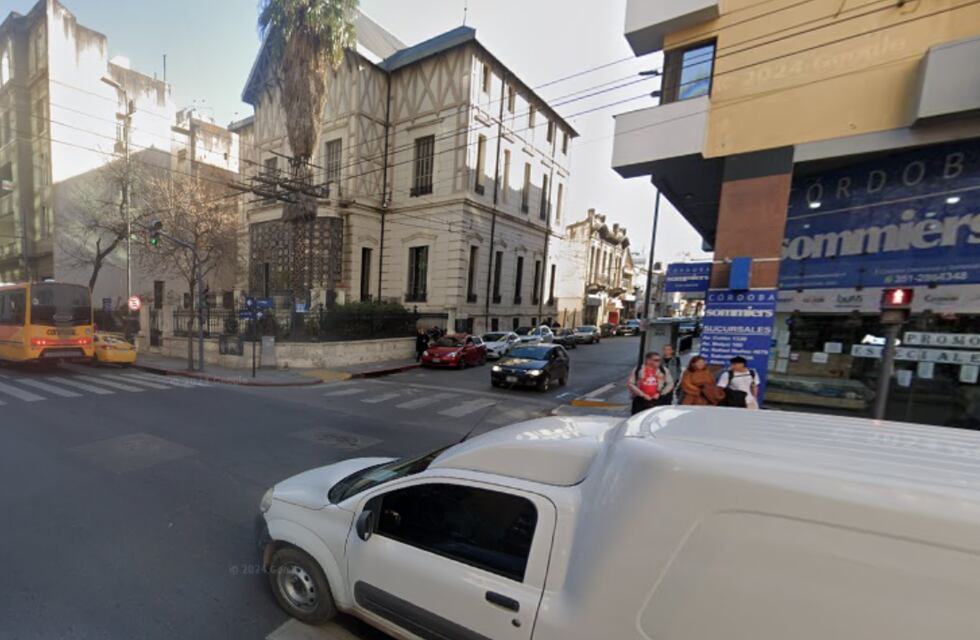 Discutió con otro conductor, le arrojó un matafuegos y quedó detenido: ocurrió en pleno centro de Córdoba