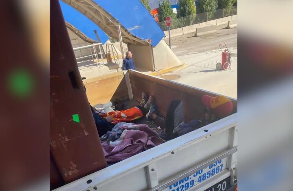 Detuvieron a dos colombianos en Uspallata que viajaban escondidos en un camión y su explicación fue insólita
