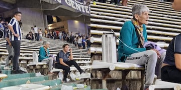 La mujer generó admiración y emoción en los demás hinchas de Talleres.