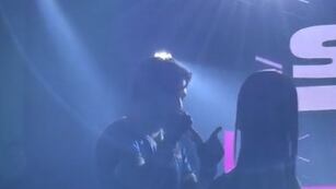 El romance de los cuarteteros que se confirmó con un beso en el escenario.