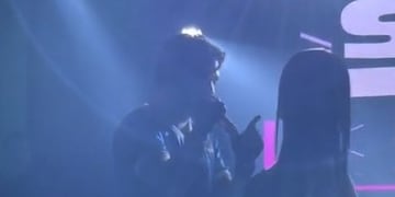 El romance de los cuarteteros que se confirmó con un beso en el escenario.