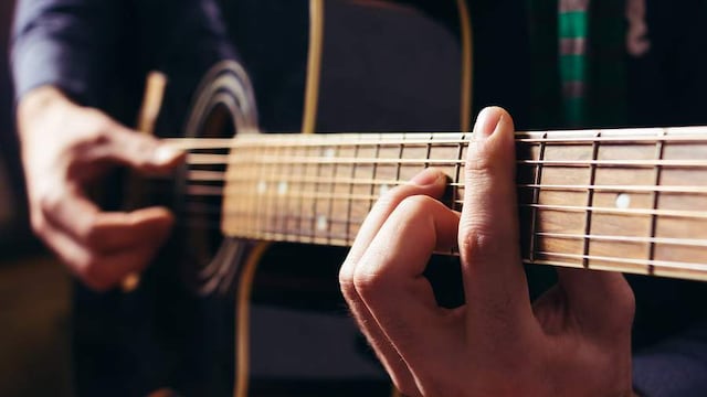 La insólita técnica de un músico para beber y tocar la guitarra al mismo tiempo.