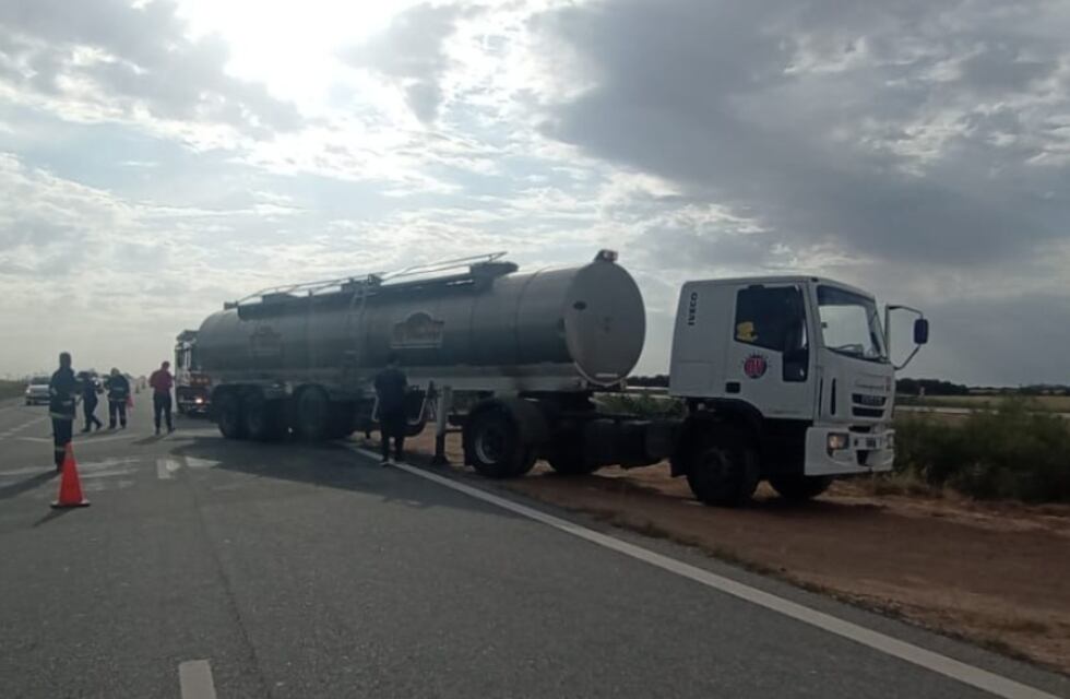 El Tío: un camionero sufrió heridas graves tras quedar debajo de las ruedas duales de su vehiculo