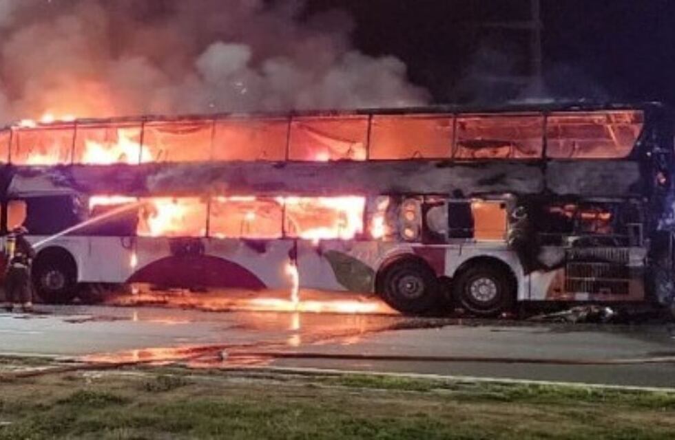 Fotos y video: un colectivo se prendió fuego en plena avenida Circunvalación de Córdoba