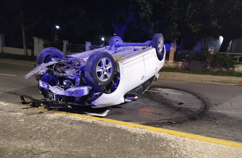 Impresionante vuelco sobre la Av. Cárcano en Villa Carlos Paz