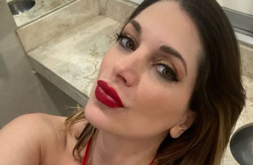 Desde la pileta, Valeria Degenaro posó de espaldas y se adelantó al verano con la bikini más diminuta