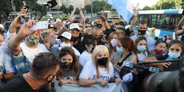 Claudia, Dalma y Gianinna encabezaron unos minutos la multitudinaria marcha por Maradona en el Obelisco para reclamar por la muerte del Diez.