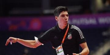 Matías Lucuix, el DT de la selección argentina de futsal, subcampeona del mundo.